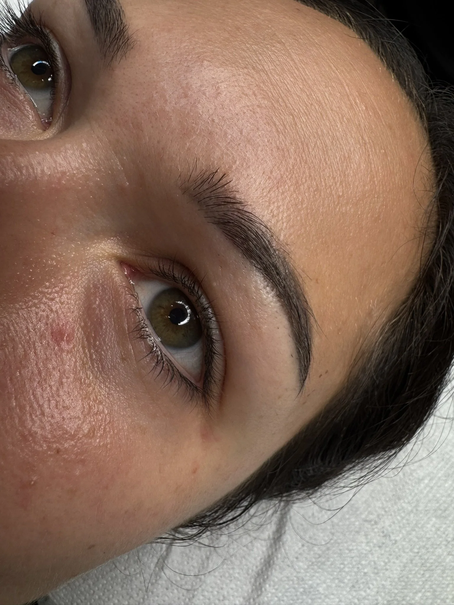 Nahaufnahme eines menschlichen Gesichts, Fokus auf die Stirn, Augen und Augenbrauen.