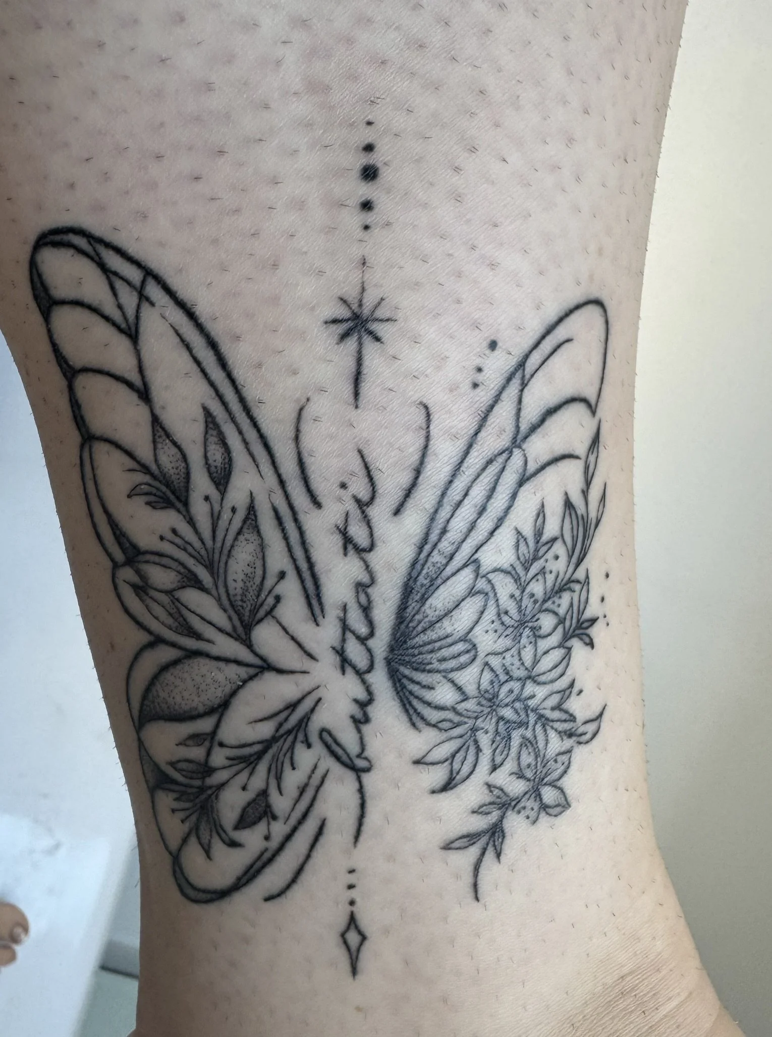 Verheiltes Fine Line Tattoo mit filigranem Schmetterling bei VOI SCHEE in Weichs