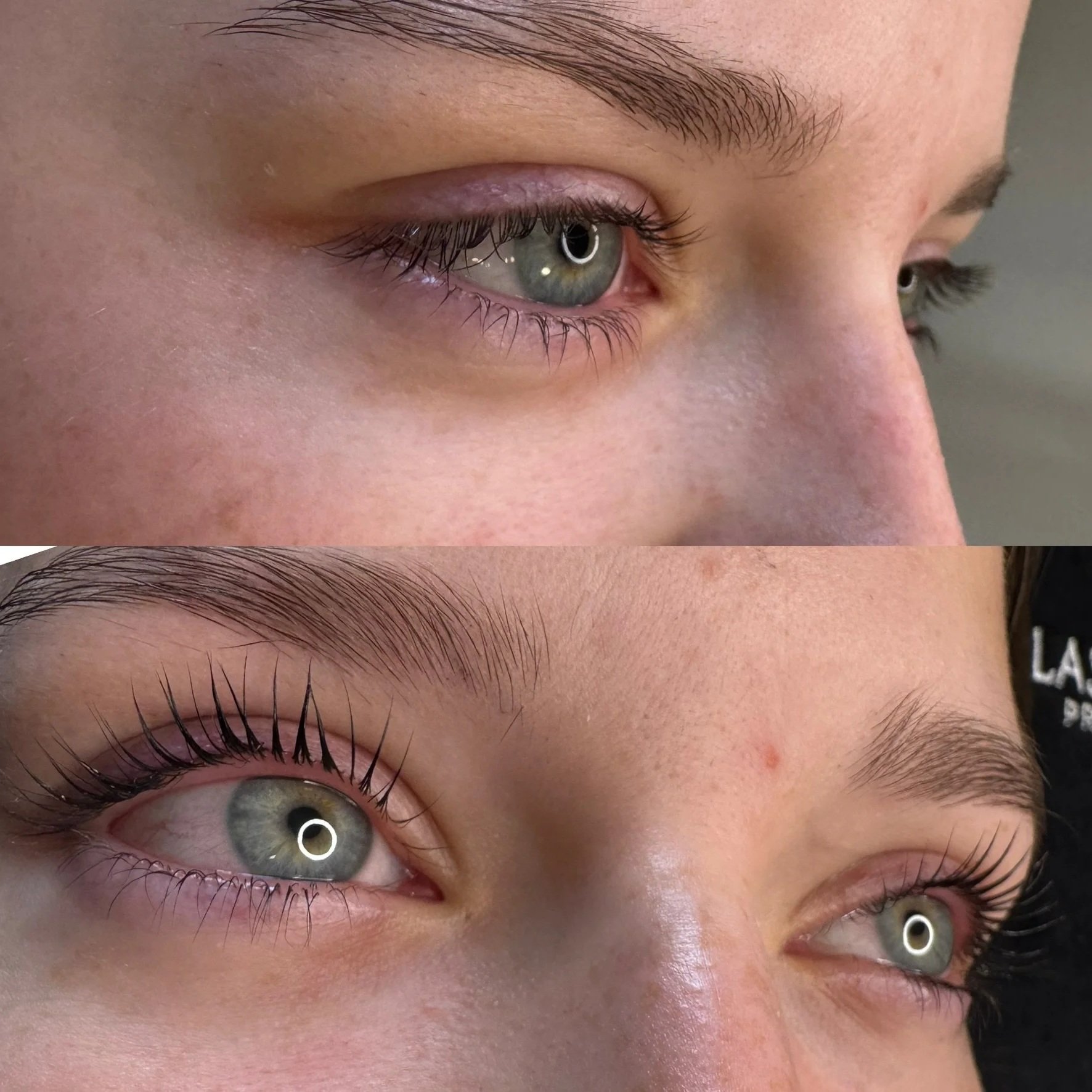 Nahaufnahme eines menschlichen Gesichts, Fokus auf das linke Auge mit grauer Iris und langen Wimpern. Das Augenlid ist leicht geöffnet, die Augenbraue ist sichtbar, ebenso die Haut um das Auge herum.