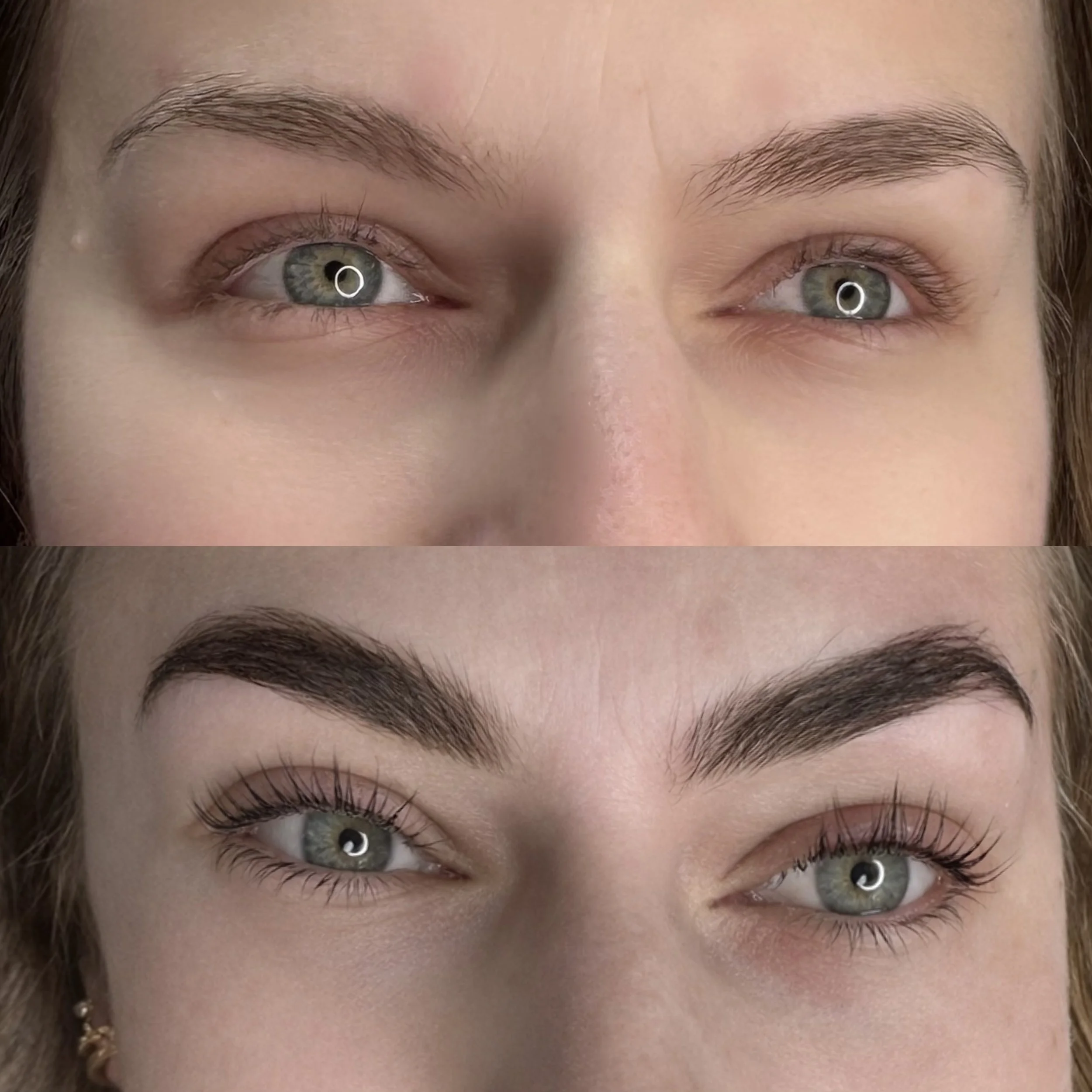 Nahaufnahme von zwei grünen Augen mit braunen Augenbrauen und langen Wimpern.