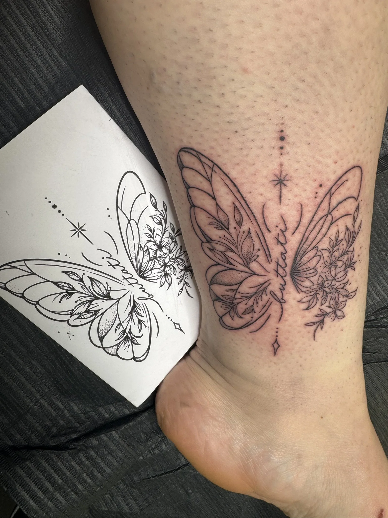Frisch gestochenes Fine Line Tattoo mit Schmetterling und sichtbarer Stencil-Vorlage bei VOI SCHEE in Weichs
