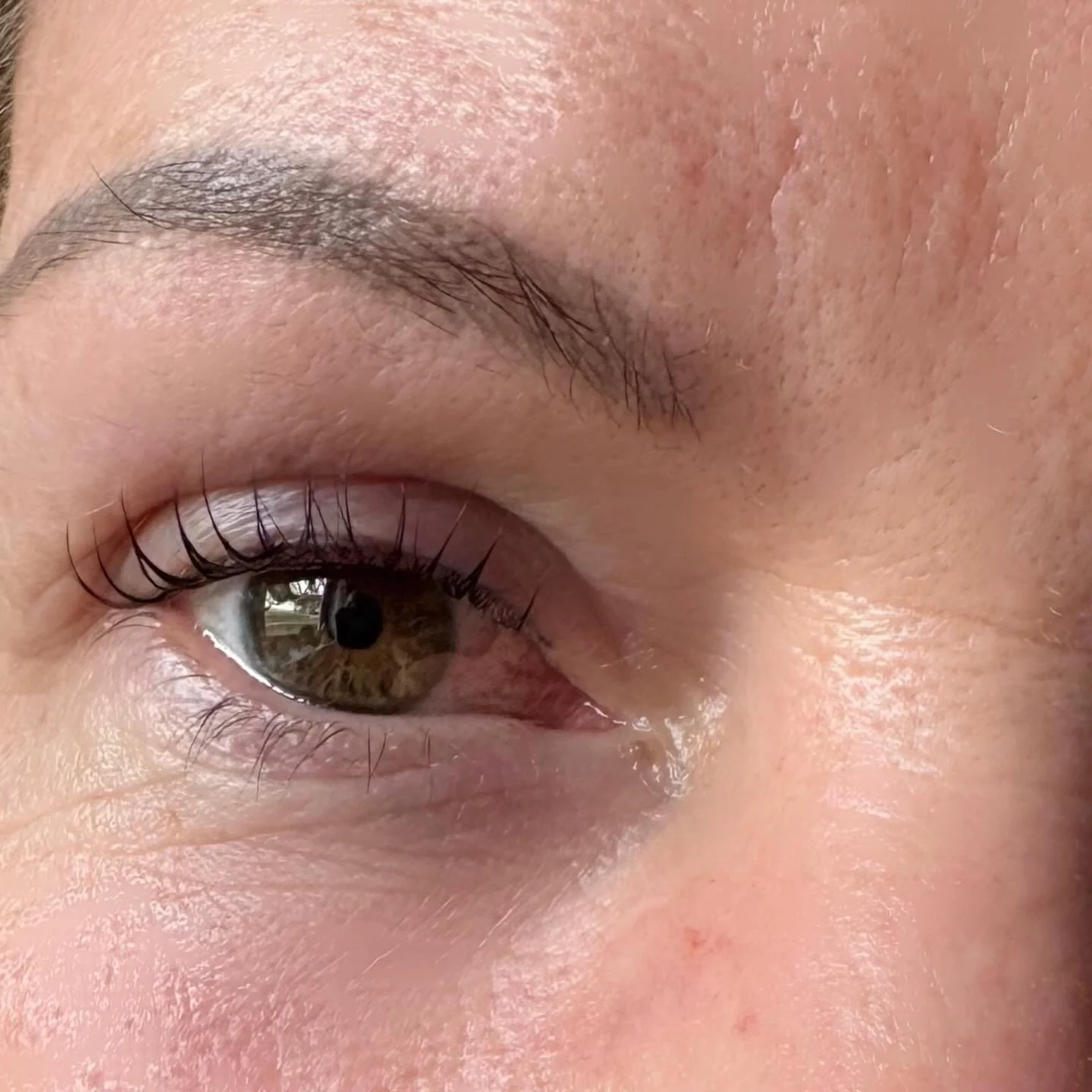 Lashlifting-Ergebnis mit natürlich geschwungenen Naturwimpern bei VOI SCHEE in Weichs