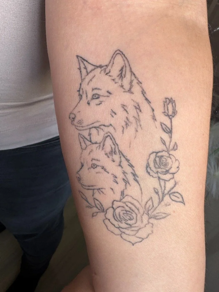 Verheiltes Fine Line Tattoo mit filigranen Wölfen bei VOI SCHEE in Weichs
