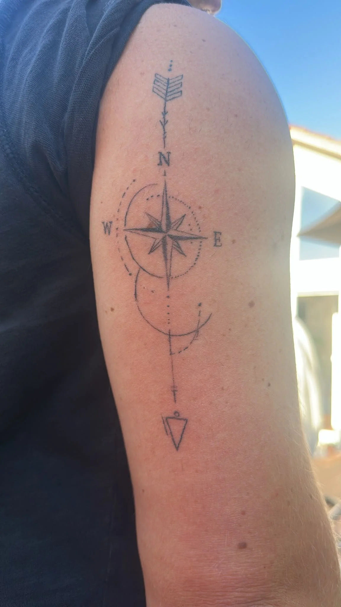 Verheiltes Fine Line Tattoo mit filigranem Kompass-Motiv bei VOI SCHEE in Weichs