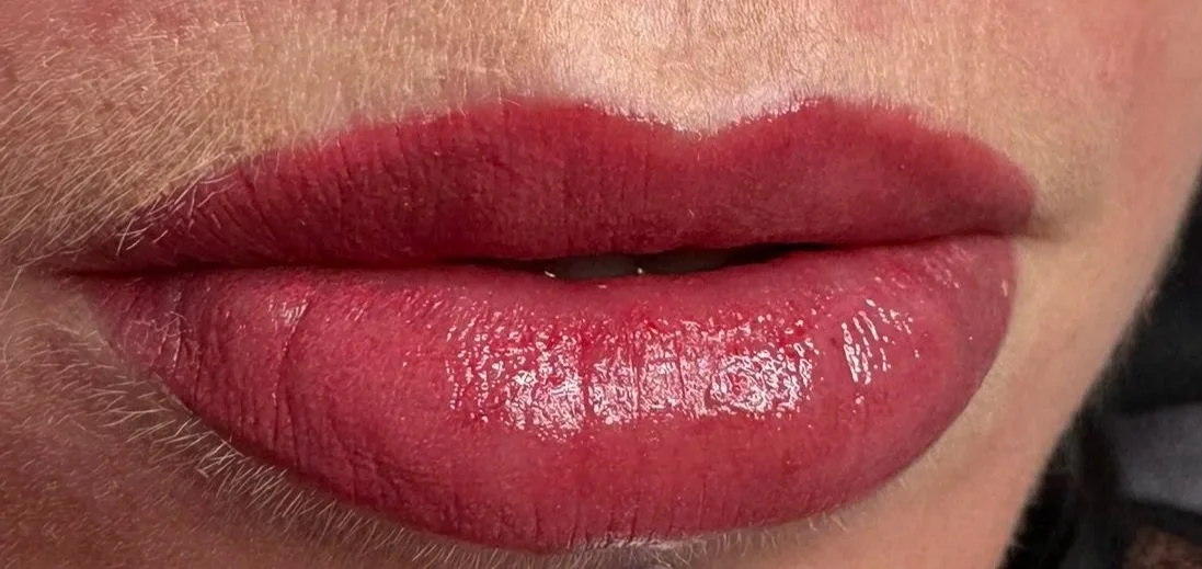 Nahaufnahme gewellter, roter Lippen mit Makeup