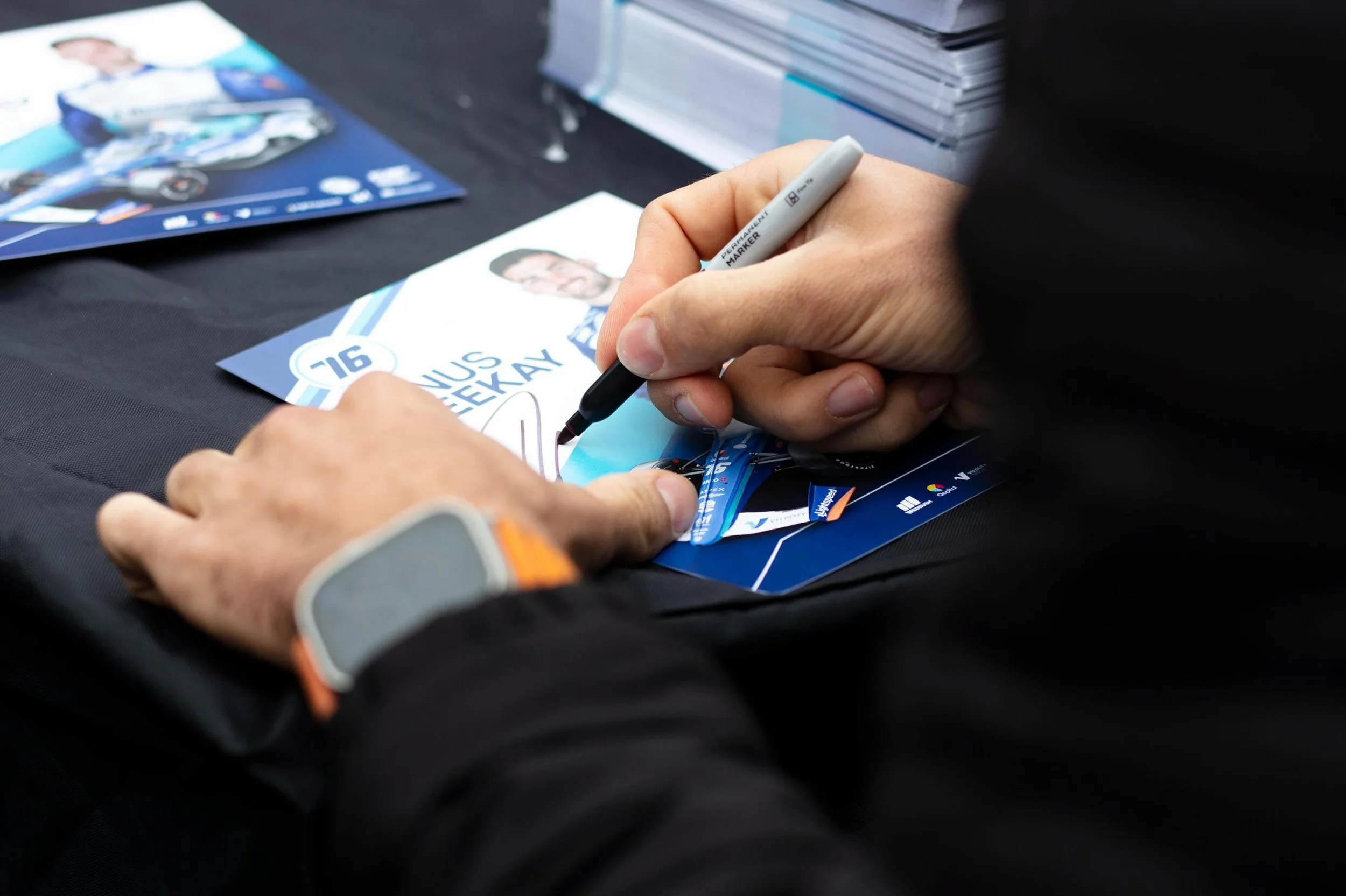 Today was all about signing cards and meeting the people who support us race after race! 🙌🏻

#GoJHR #Indy500
