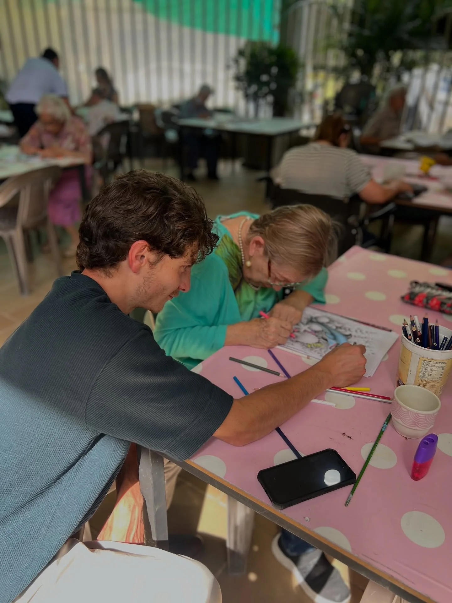 Acompa&ntilde;ar a tus familiares en las actividades regulares del Hogar 🏡 les ayuda a sentir la cercan&iacute;a y amor de sus m&aacute;s allegados 🥰