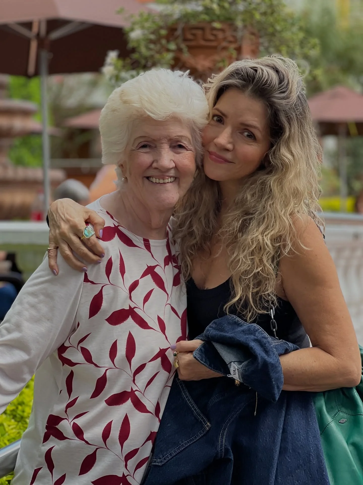 Qu&eacute; hermoso ver a madre e hija juntas compartiendo en el Hogar 🏡