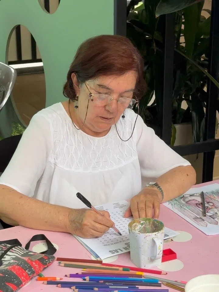 En Hogar Revivir creemos que cada pincelada es una forma de mantener viva la mente y el coraz&oacute;n.
La pintura no solo estimula la creatividad, tambi&eacute;n fortalece la motricidad, mejora la memoria y ayuda a expresar emociones.
Aqu&iacute; nu