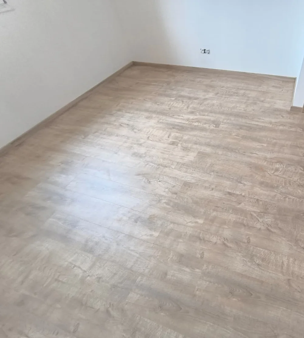 Stratifié BerryAlloc Smartline Liverpool posé dans une chambre