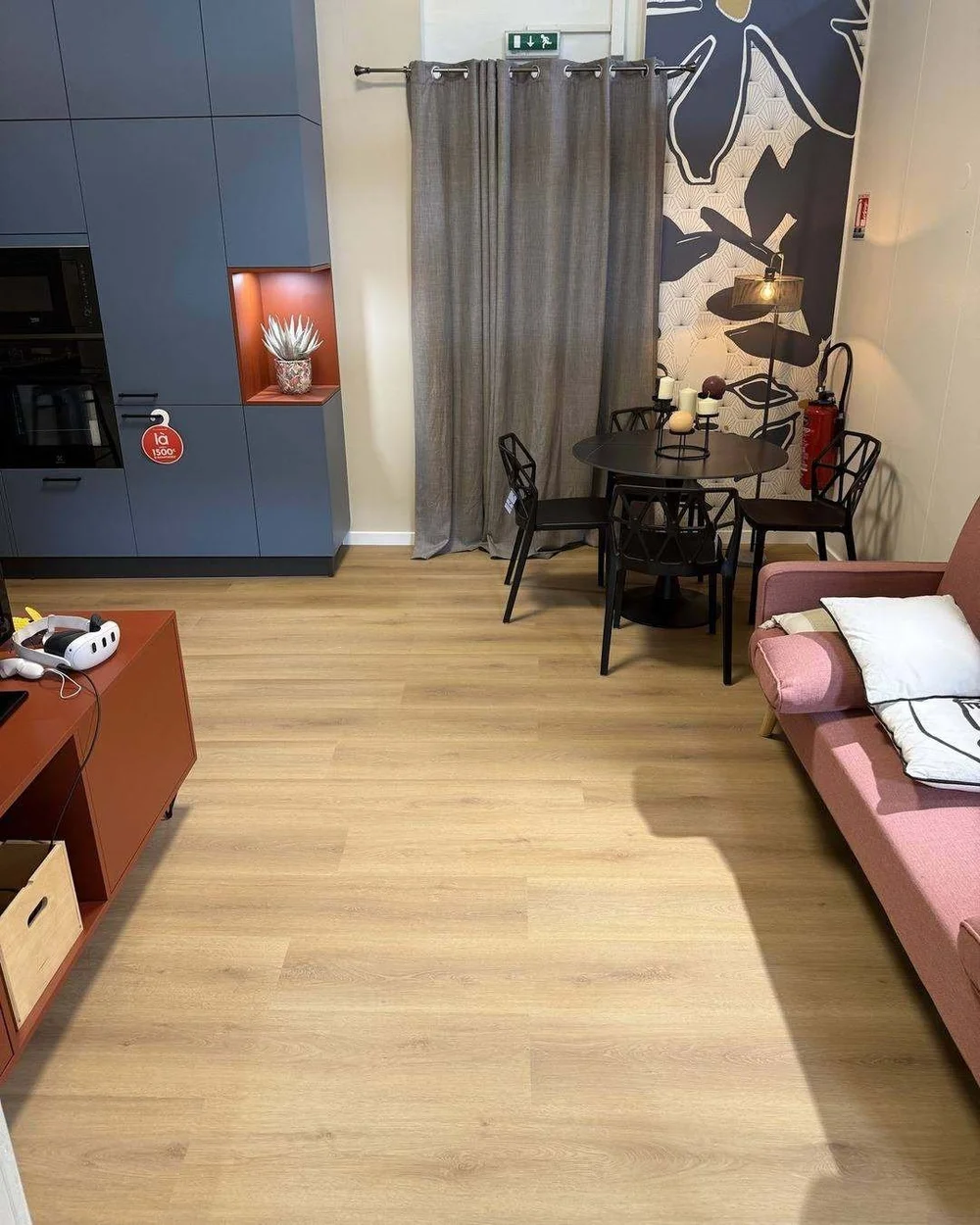 Ambiance du showroom Cuisinella avec sol vinyle chêne
