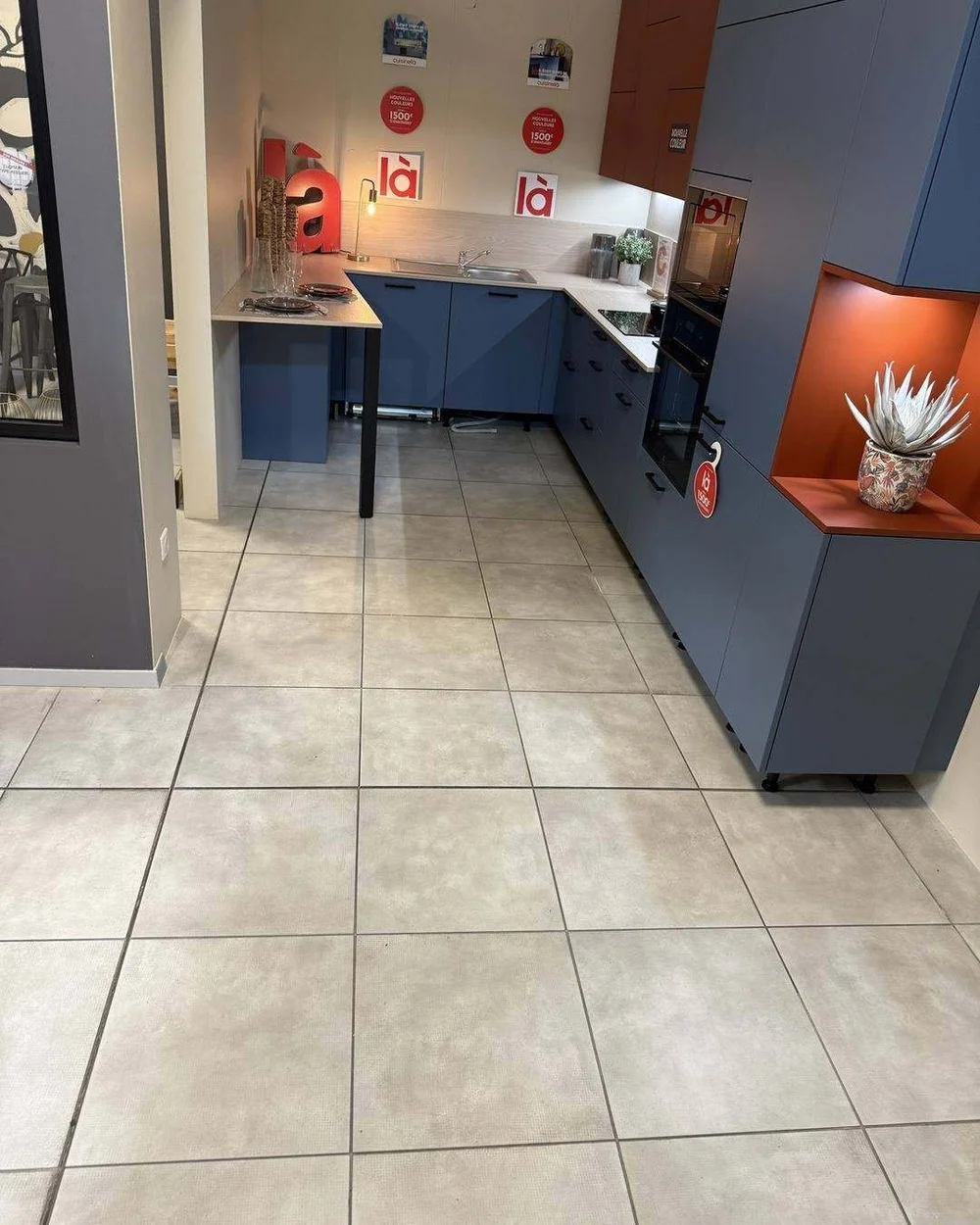 Showroom Cuisinella Vendenheim avec carrelage avant travaux