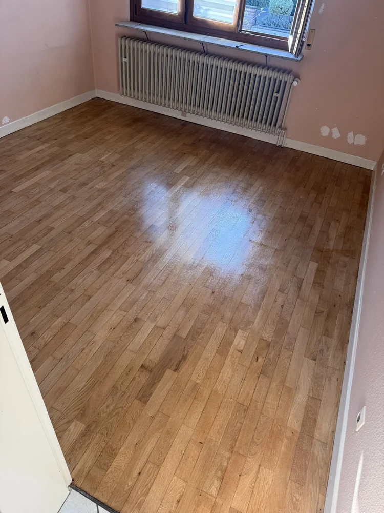 Parquet ancien poncé et vitrifié après dépose de la moquette
