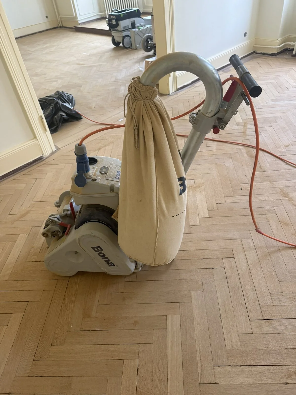 02-poncage-parquet-batons-rompus-pendant.jpg