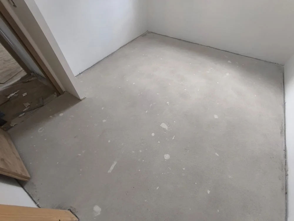 Chambre en chape béton brute avant la pose du stratifié