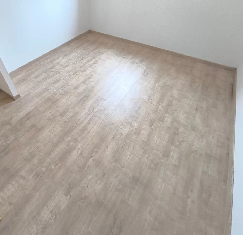 Chambre avec sol stratifié BerryAlloc Smartline décor chêne Liverpool