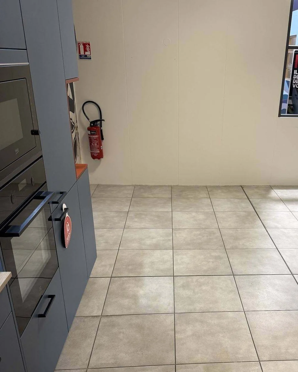 Allée du showroom avec carrelage avant travaux