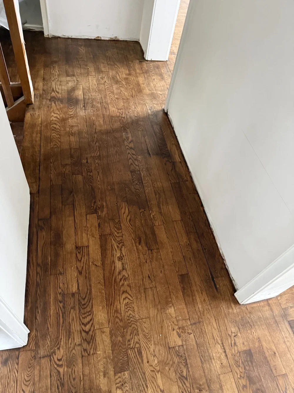 Couloir avec parquet rénové de couleur foncée