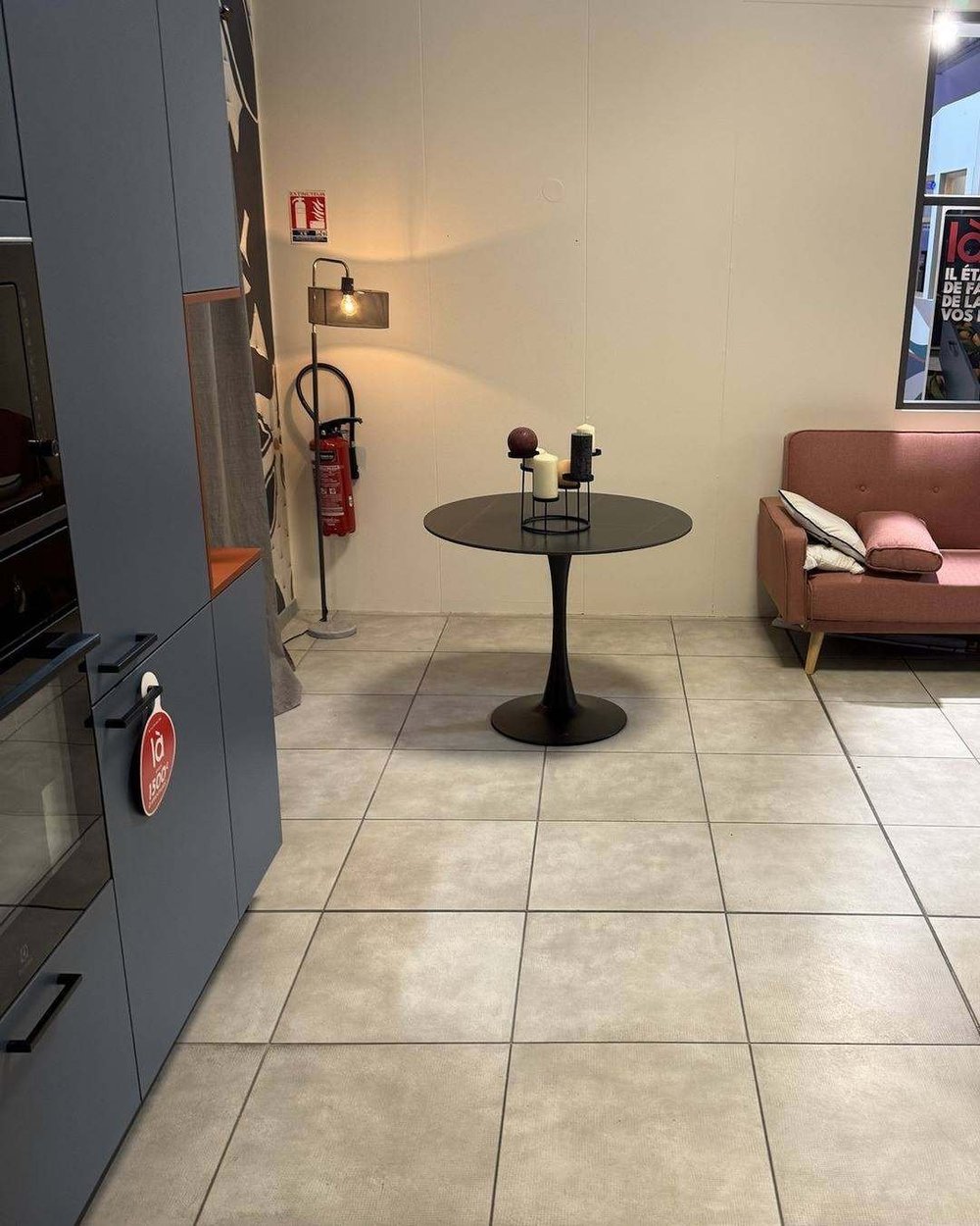 Coin salon du showroom avant travaux
