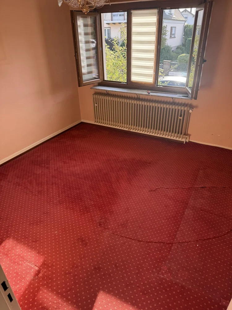 Chambre avec ancienne moquette avant travaux