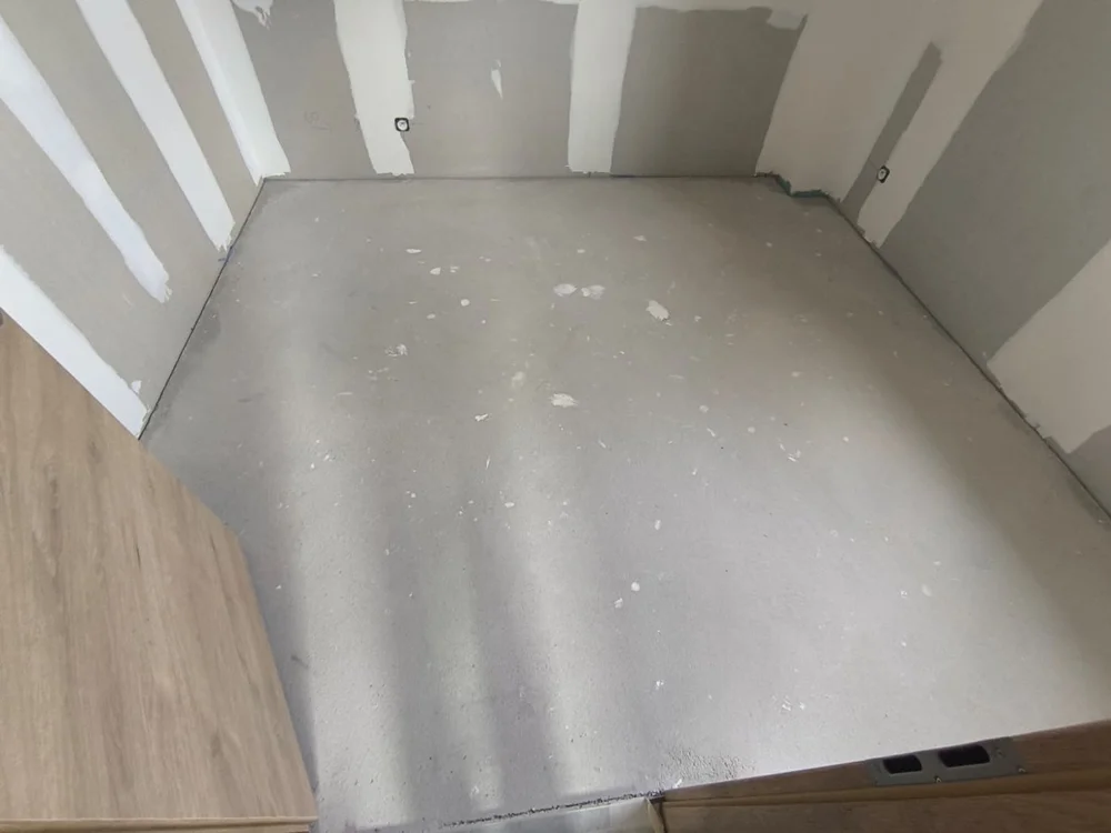 Deuxième chambre en chape béton avant travaux