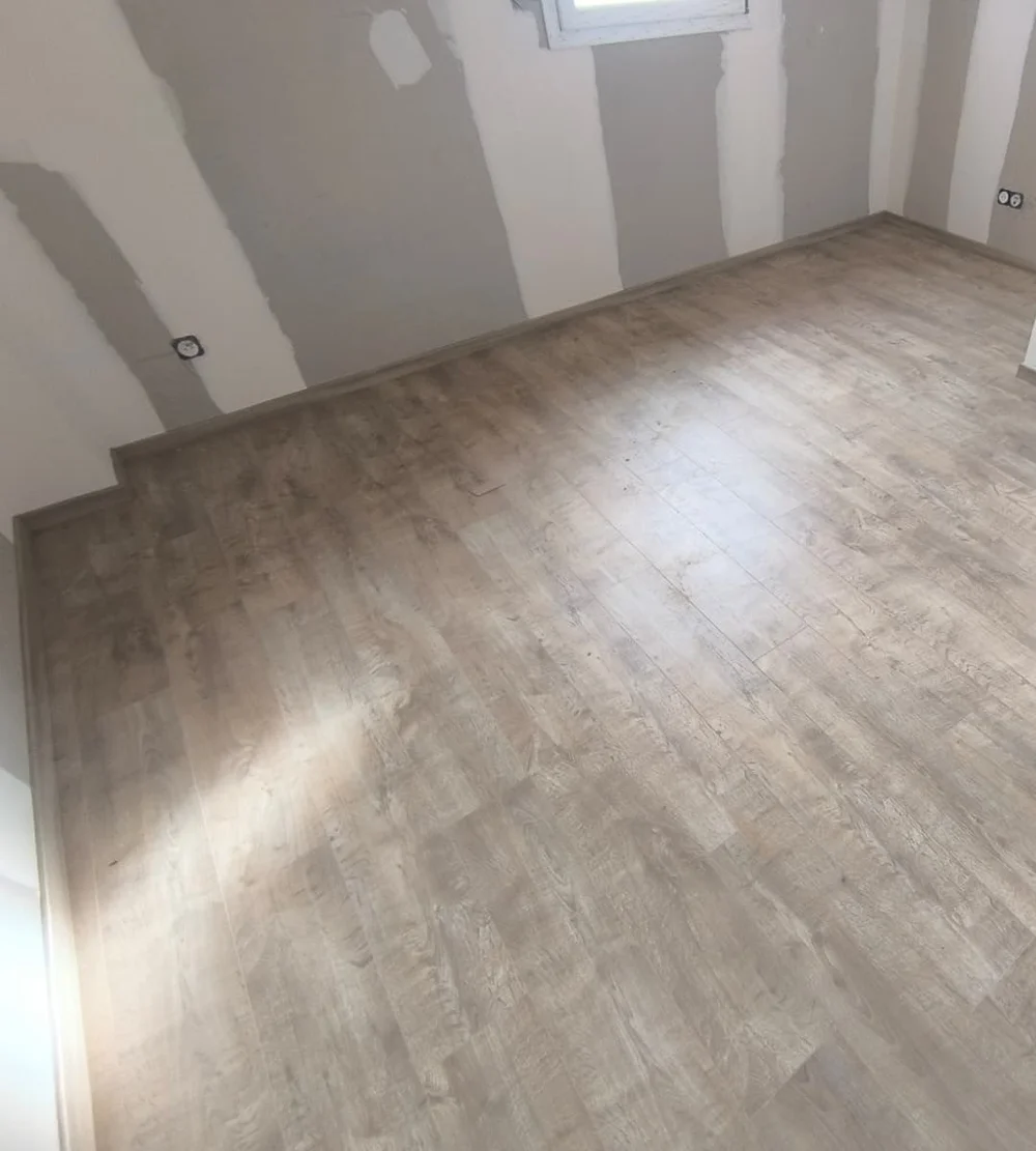 Deuxième chambre avec stratifié chêne et plinthes assorties