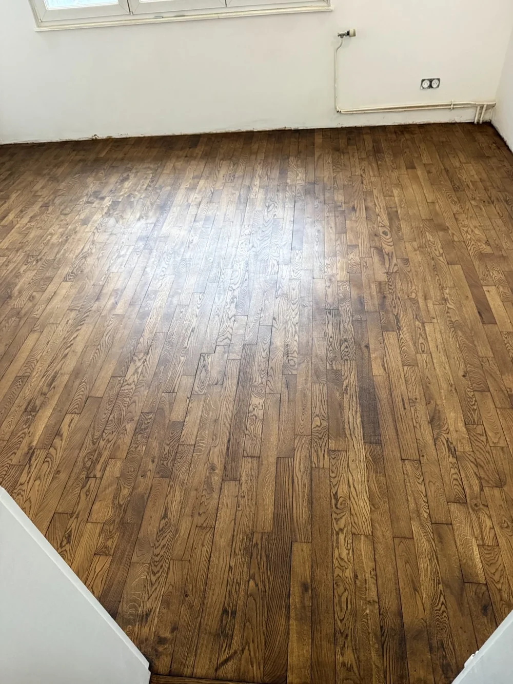 Parquet poncé et teinté foncé, première pièce