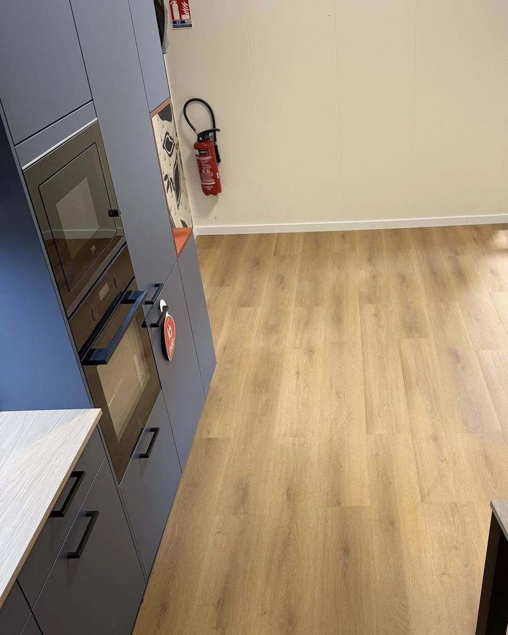 Allée du showroom avec sol vinyle décor chêne