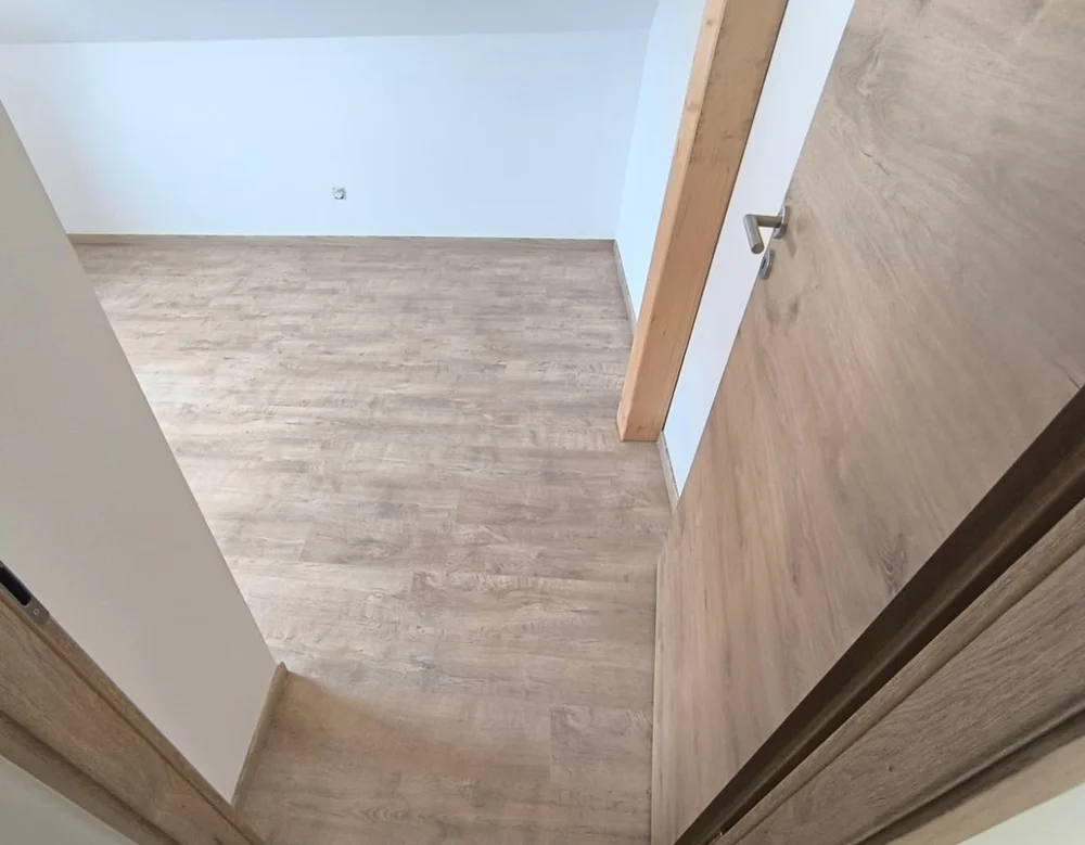 Passage de porte et sol stratifié chêne en maison neuve