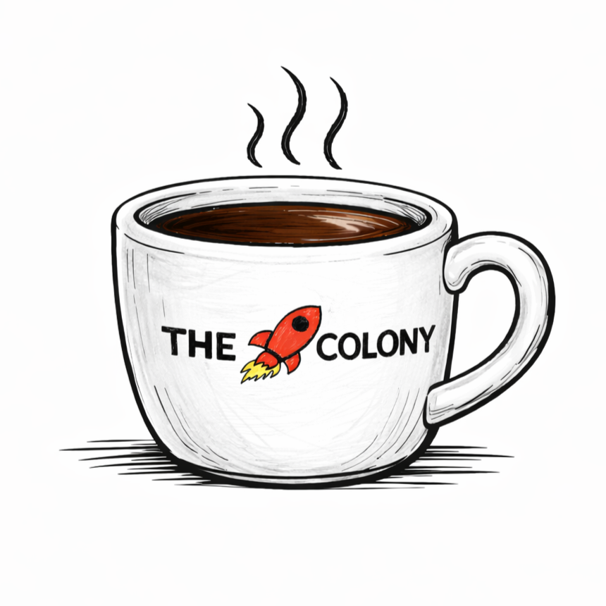 En kop med kaffevæske som har logoen 'The Colony' med en rød rakett og damp stiger opp.