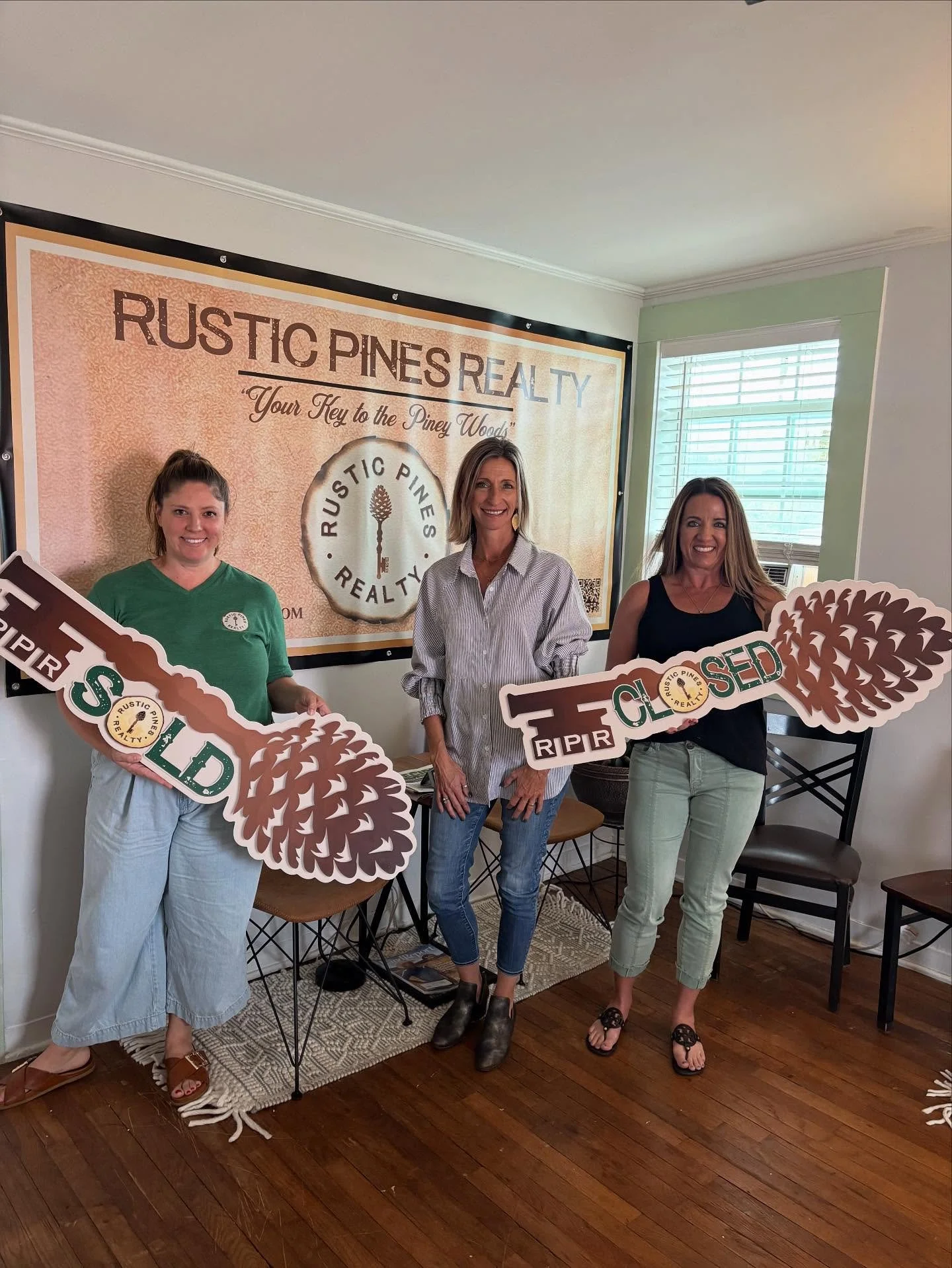 ✨ Local Shoutout! ✨
We&rsquo;re so thankful for the incredible local businesses we get to work with here in East Texas! A big shoutout to Armadillo Signs for creating our awesome new Rustic Pines Realty signs &mdash; they turned out perfectly!

Suppo