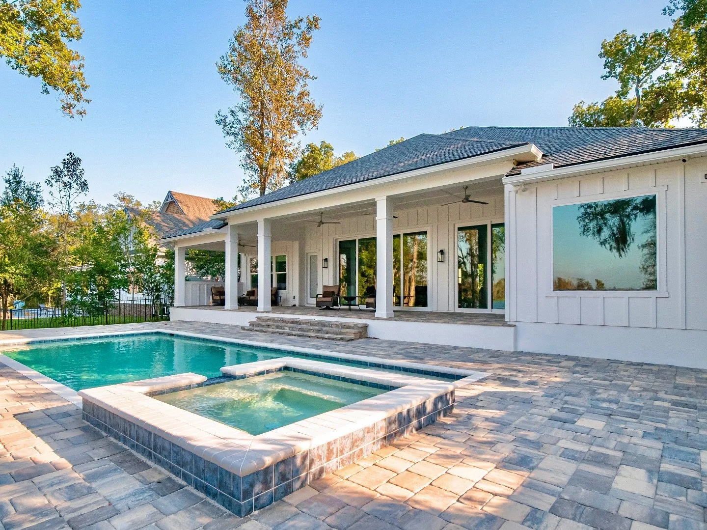 Summer may be ending, but the fun doesn&rsquo;t have to! From game day cookouts to holiday celebrations, we can create a space that&rsquo;s built for entertaining in every season.🍂🏈