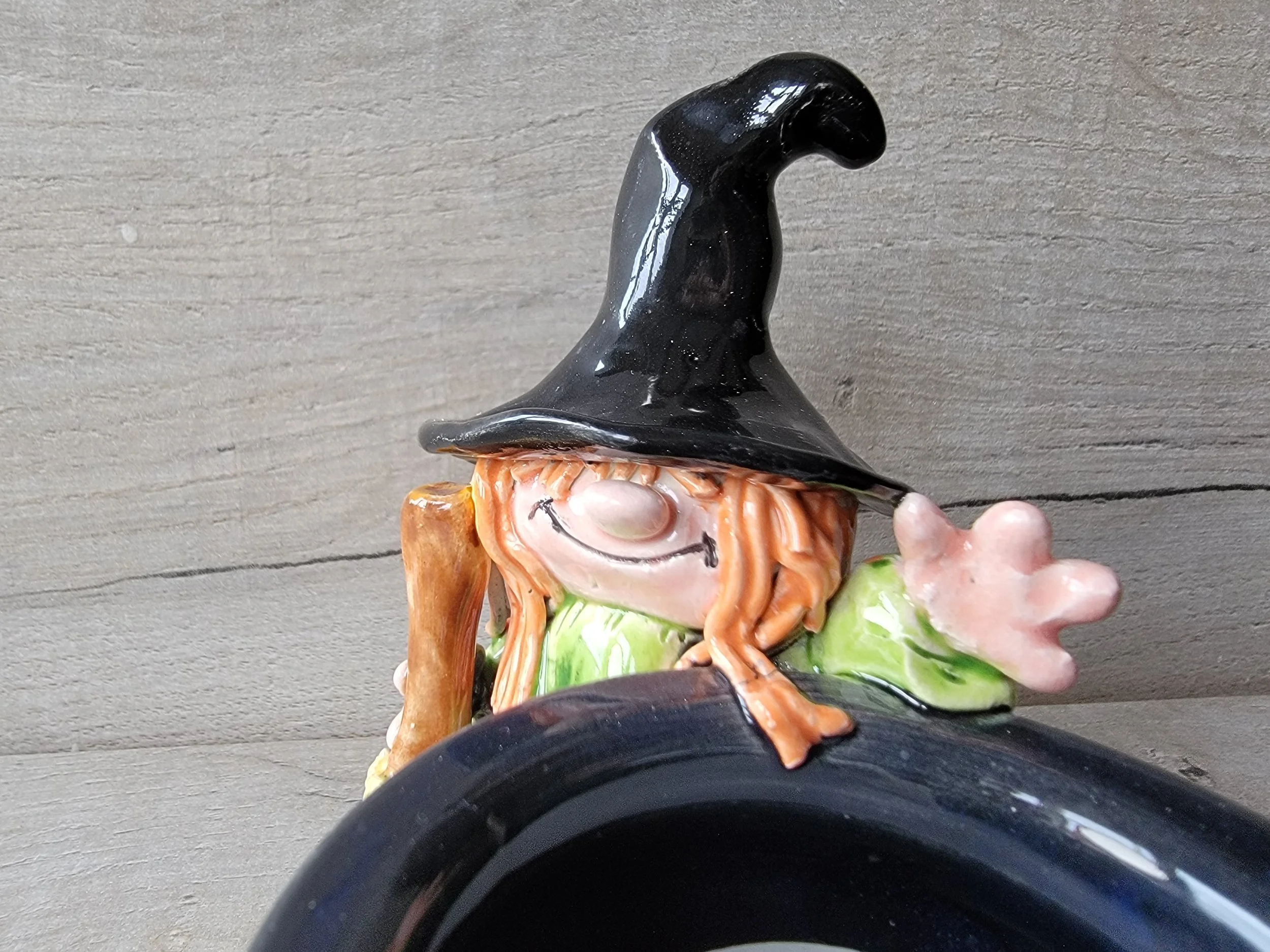 Witch and Cauldron. Mae
