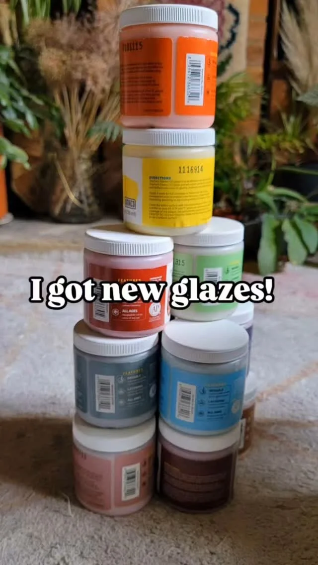 Evening folks,
Keri from @fibreandearthstudios very kindly sent me 12 pots of glaze today! They were gifted to Keri but are not suitable for her pottery firings. So, they came my way! π₯°
They're Amaco Teacher's palette, which I've not tried before.
