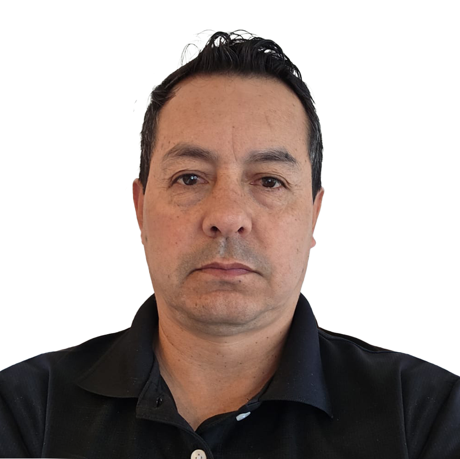 Retrato de un hombre con cabello oscuro, ligeramente peinado hacia atrás, vestido con una camisa negra.
