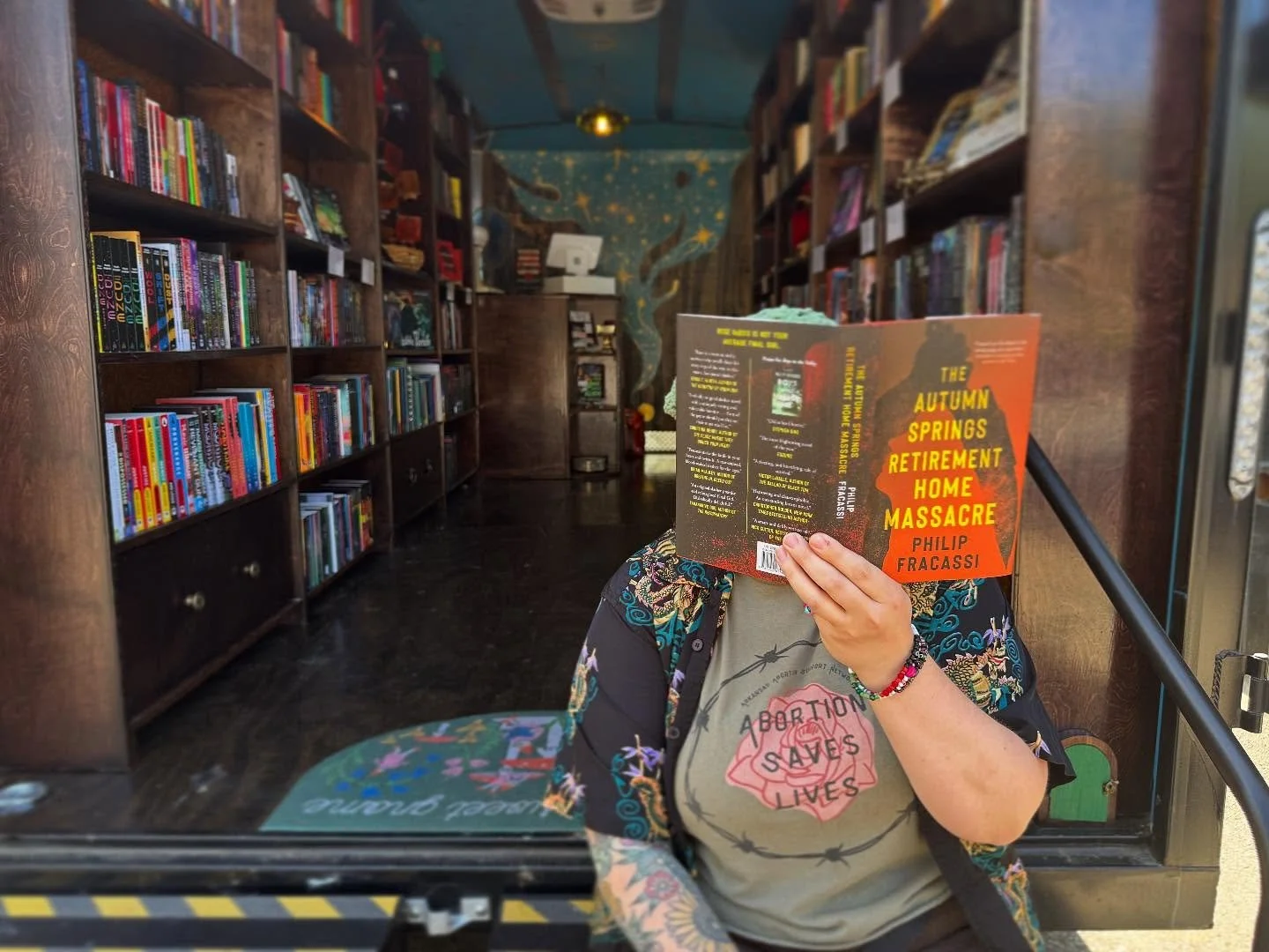 Getting the spooky season🎃👻 reading in while the iron is hot 🔥🔪

#mobilebookshop #mobilebookstore #bookmobile #tinybookshop #tinybookstore