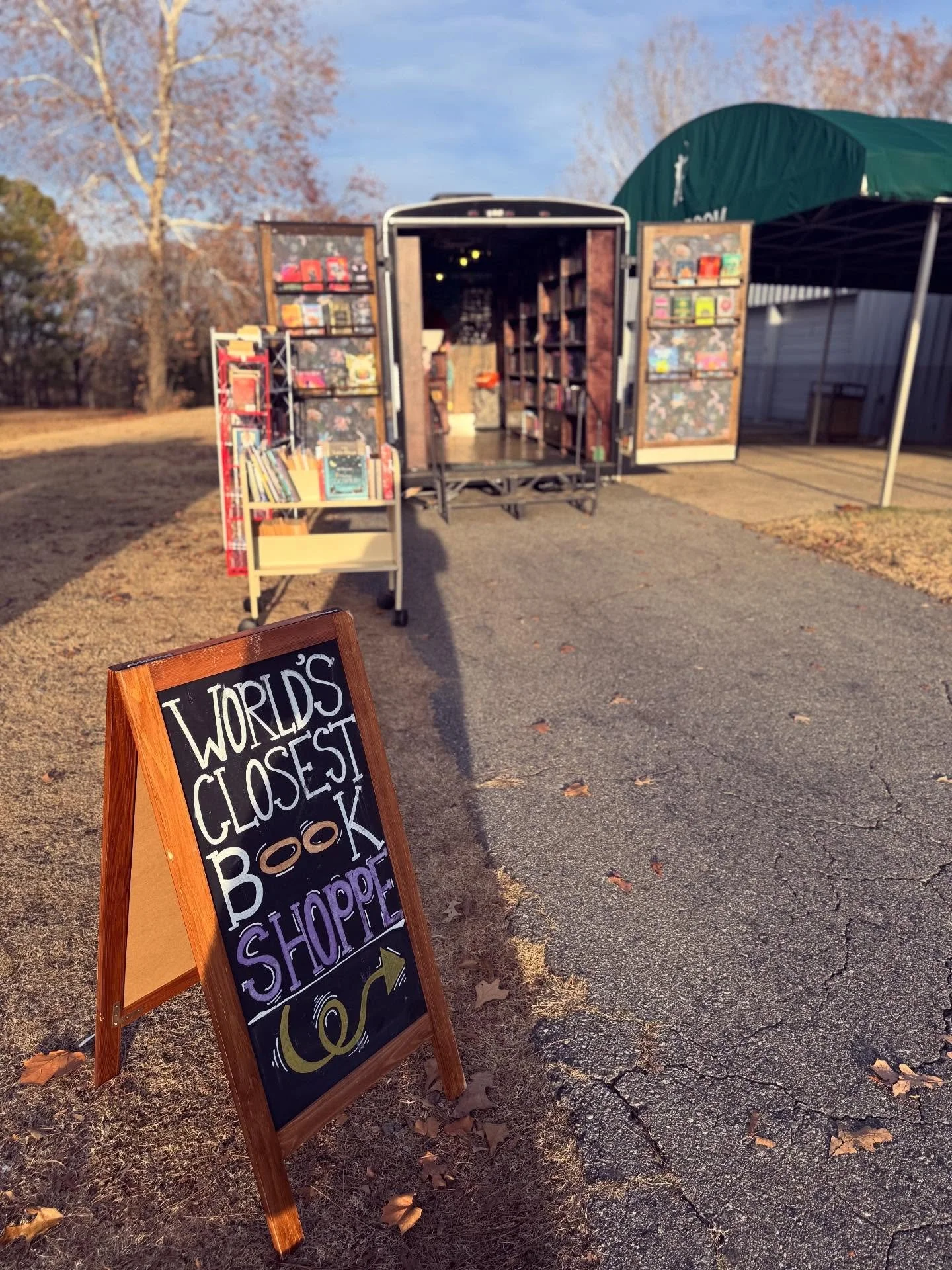 All set up for the Christmas Market with @_vendorfest_ 🎄🎅 We&rsquo;ll be here til 9! (Or probably later since we won&rsquo;t be able to get out of the parking lot until everyone else has packed up. 😂)

📍 1111 W Maryland Ave, Sherwood 🏹