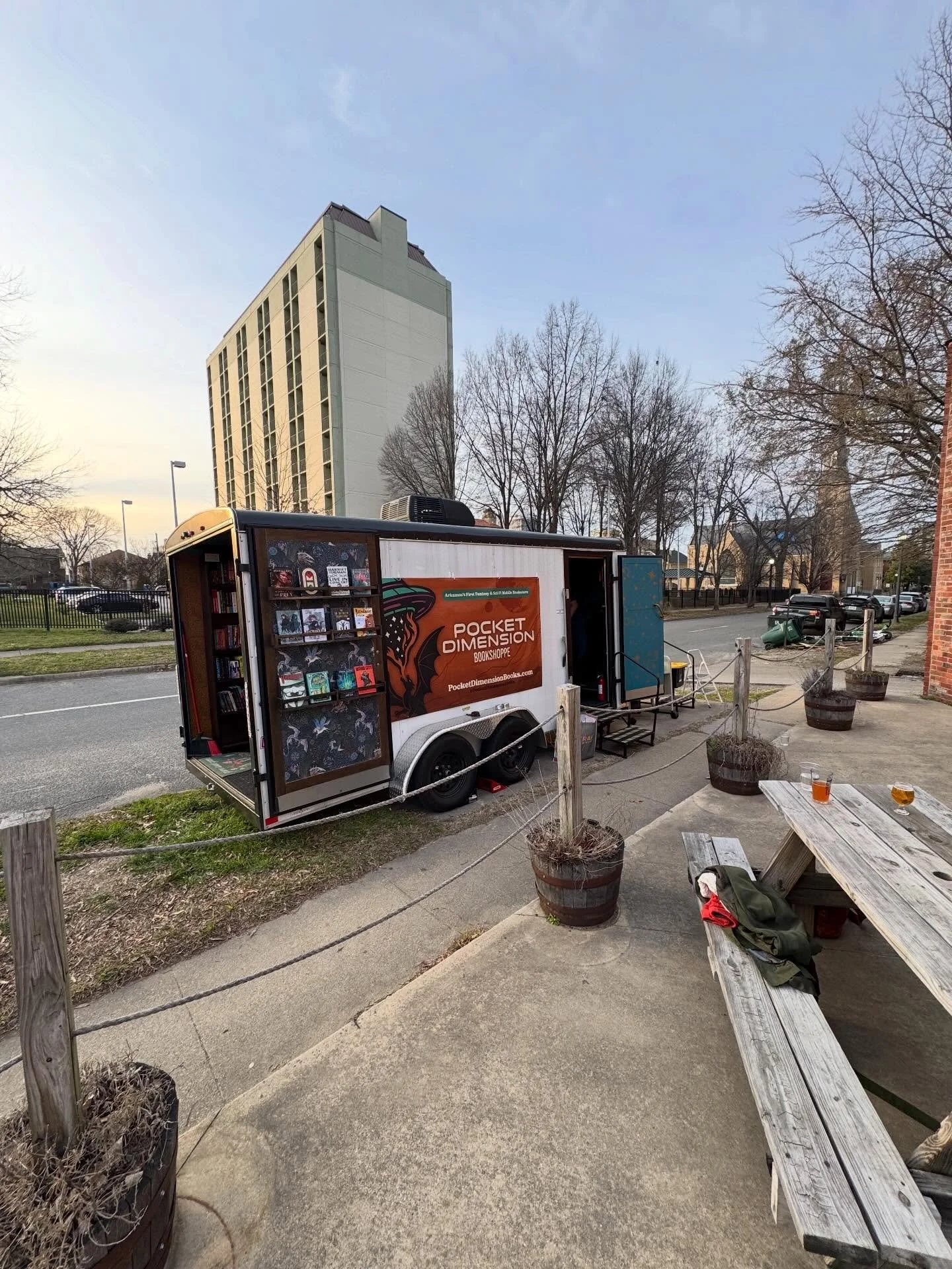 Here @stonesthrowbrewing til 8:30! Grab you a book &amp; brew bestieeeeeeee 😇