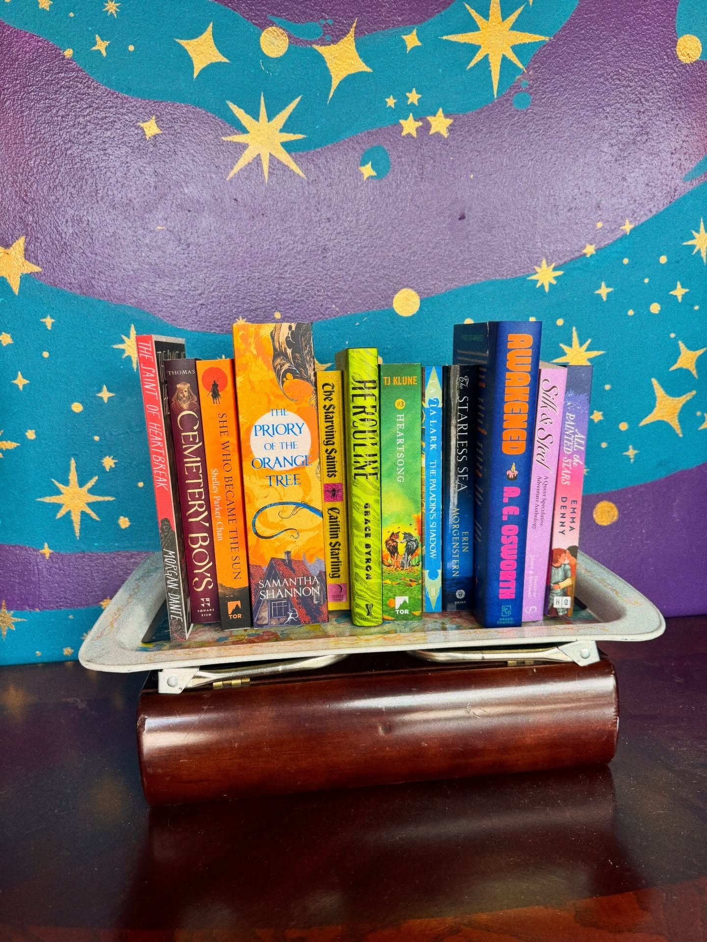 ✨🌈✨🌈✨HAPPY PRIDE Y&rsquo;ALL!! ✨🌈✨🌈✨
Here&rsquo;s an incomplete list of queer things in our bookshoppe 😘
1)A rainbow of queer books 🌈 2)queer singles night!! 💅3)sword because duh 🗡️4) over the garden wall ofc 🎃5)LADY KNIGHTS ✨6) skeleton obv