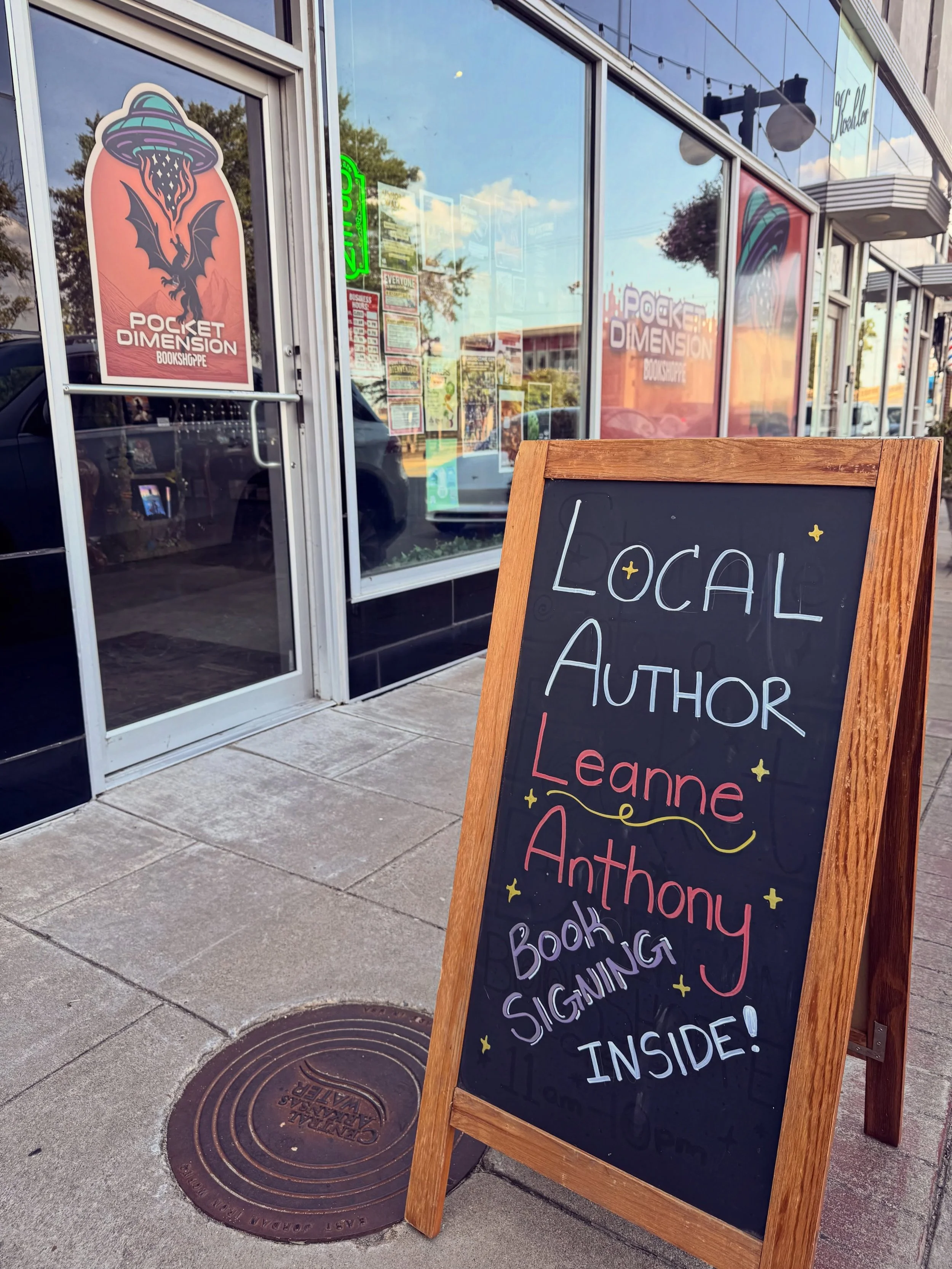 🎉🎉🎉 @leanne_anthony_author is in the houuuuuuuusssssseeeee!!! She&rsquo;s in our Reading Room until 8ish tonight, celebrating the release of her new book &ldquo;When Dawn Turns Read&rdquo;!
