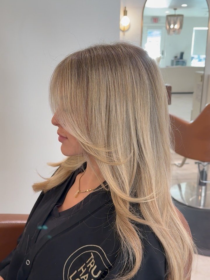 Lived in, creamy, and customized just for you. 

The kind of blonde that looks expensive without the high maintenance routine 🤍

Click the link in my bio to schedule your appointment now 

#scottsdalehairstylist 
#scottsdalehair 
#azhairstylist 
#li