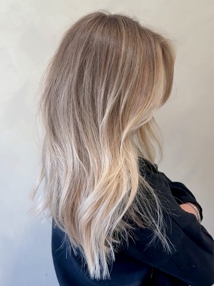 blondes have more fun 🤍

#livedincolor #scottsdalehairstylist #blondebalayage #livedinblonde #hairtok