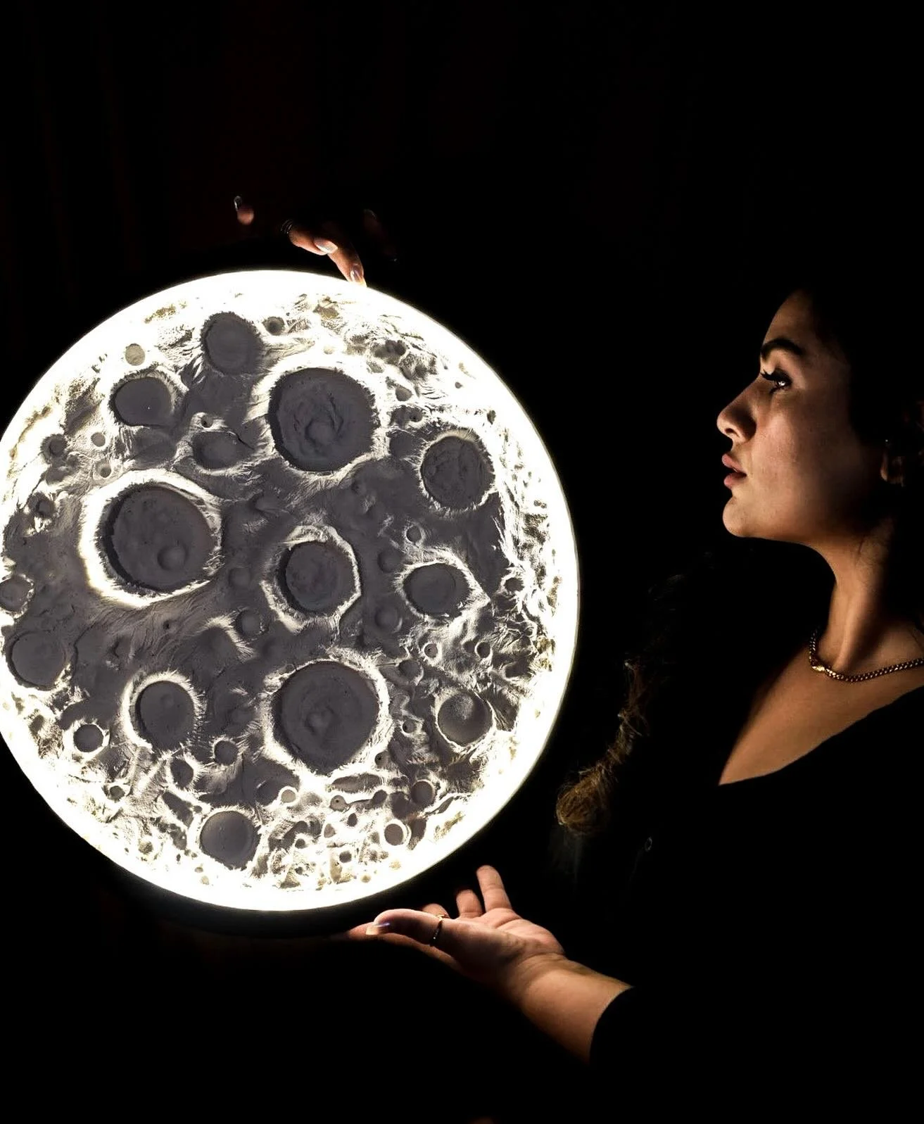 A little piece of the universe, glowing right here! Turn plaster, light, and imagination into your own moon 🌙

#artworkshop #diyworkshop #textureart #plasterart #glowart #moonlamp #moonart #ledlightart #artclass #dateideas #dateideasoc #thingstodoin