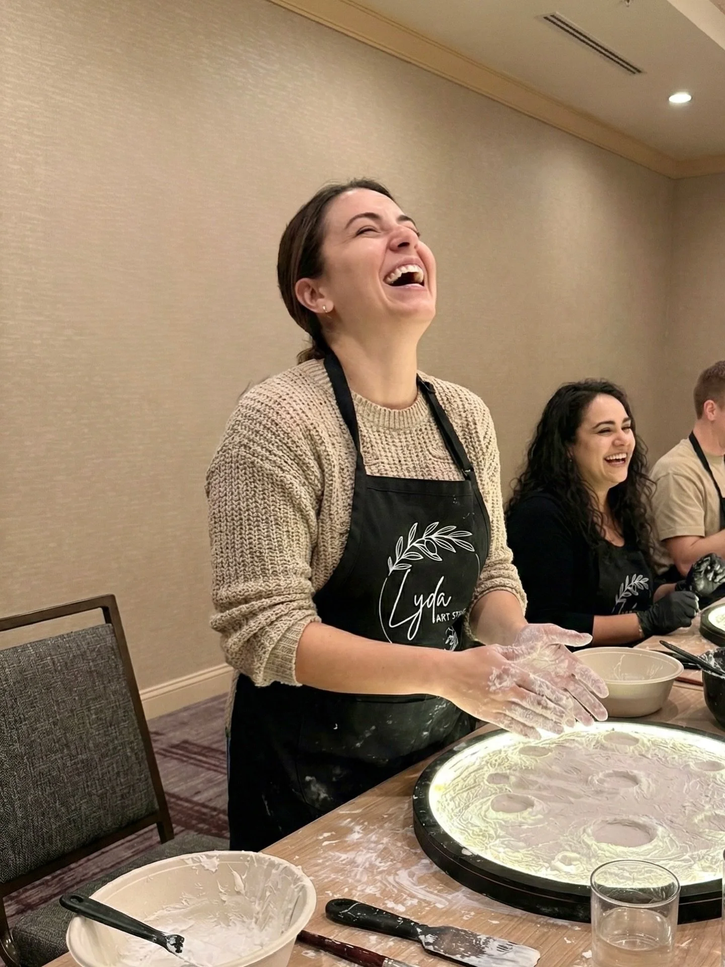 If your hands get dirty, it&rsquo;s okay, just laugh.
After all, every path to creating something beautiful is worth it😂💃

#artworkshop #creativeclass #textureart #moonglowworkshop #moonlampart #diyartclass #handsonart #creativecommunity #artclassu