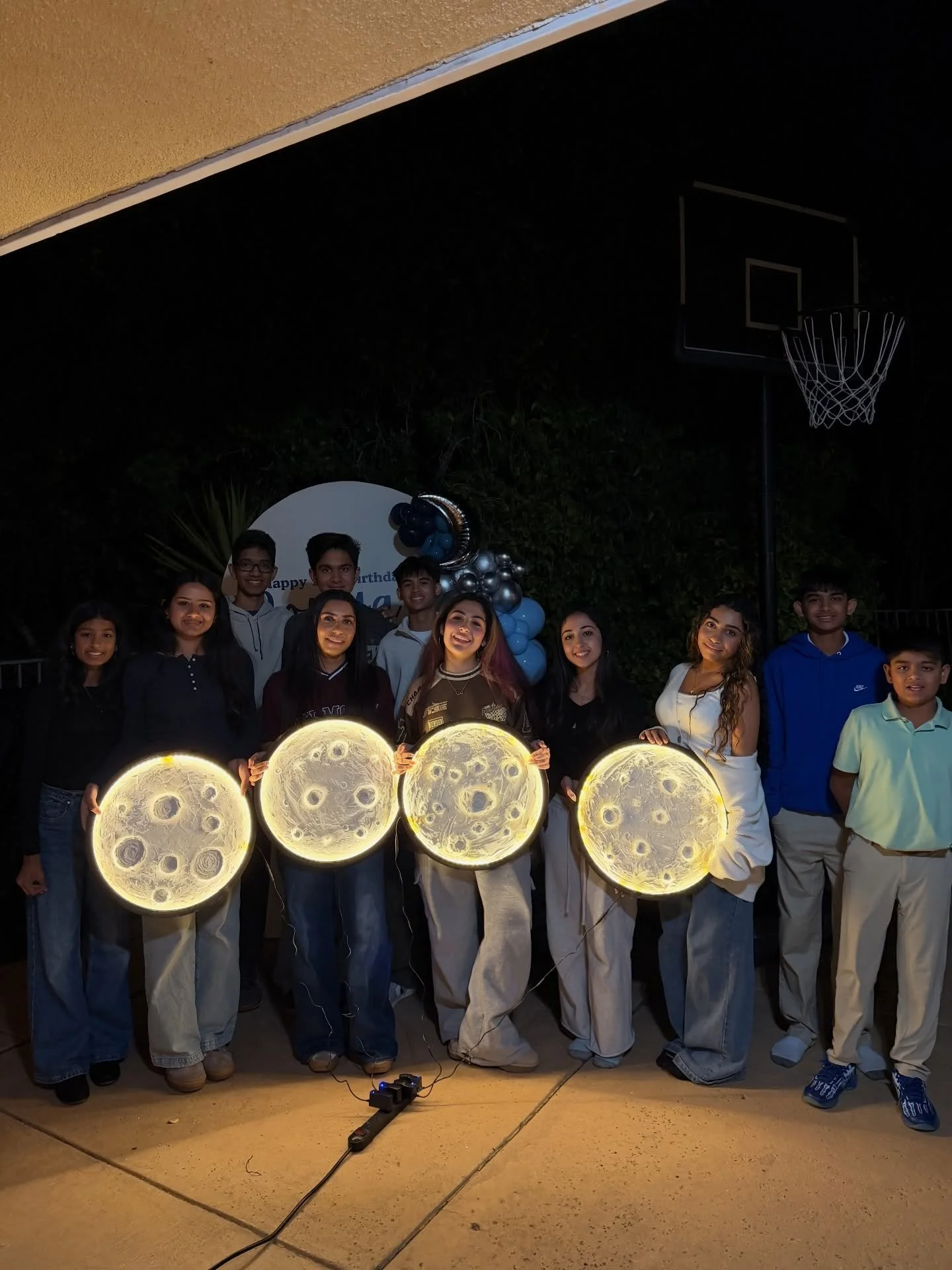 We hosted a very special private event for Donya&rsquo;s 14th birthday 🌙
Her mom wanted to give her a meaningful gift because she loves the moon, so we turned her birthday into a unique experience. Parents and kids all created their own moon lamps t