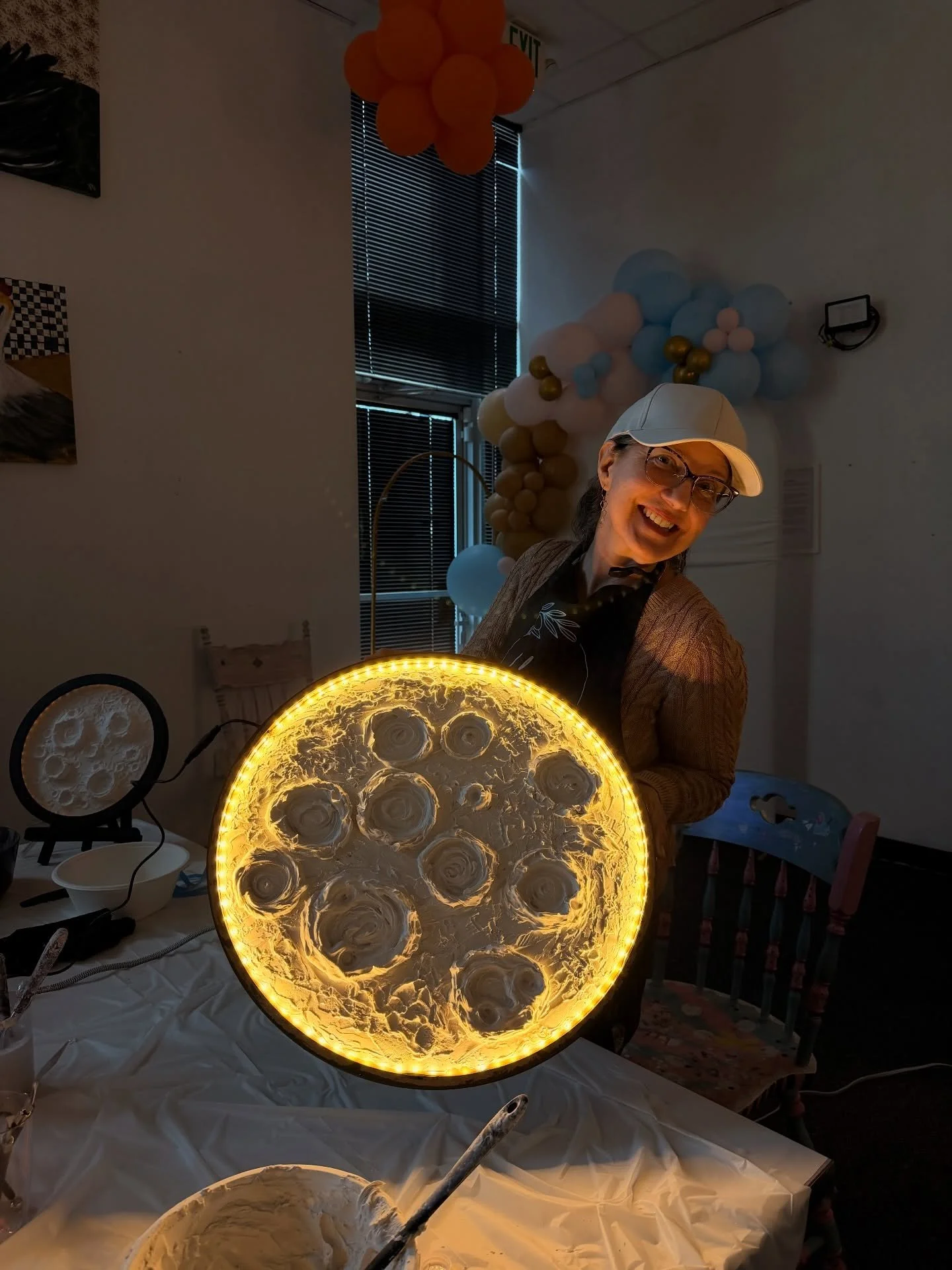 She brought her glow, we brought the moon.
Watching someone pose proudly with the MoonGlow they created is always my favorite moment. Pure joy, pure magic, made by her own hands ✨🪄
.
.
.
.
.
.
.
.
#artclasses #workshop #diy #diyprojects #artist