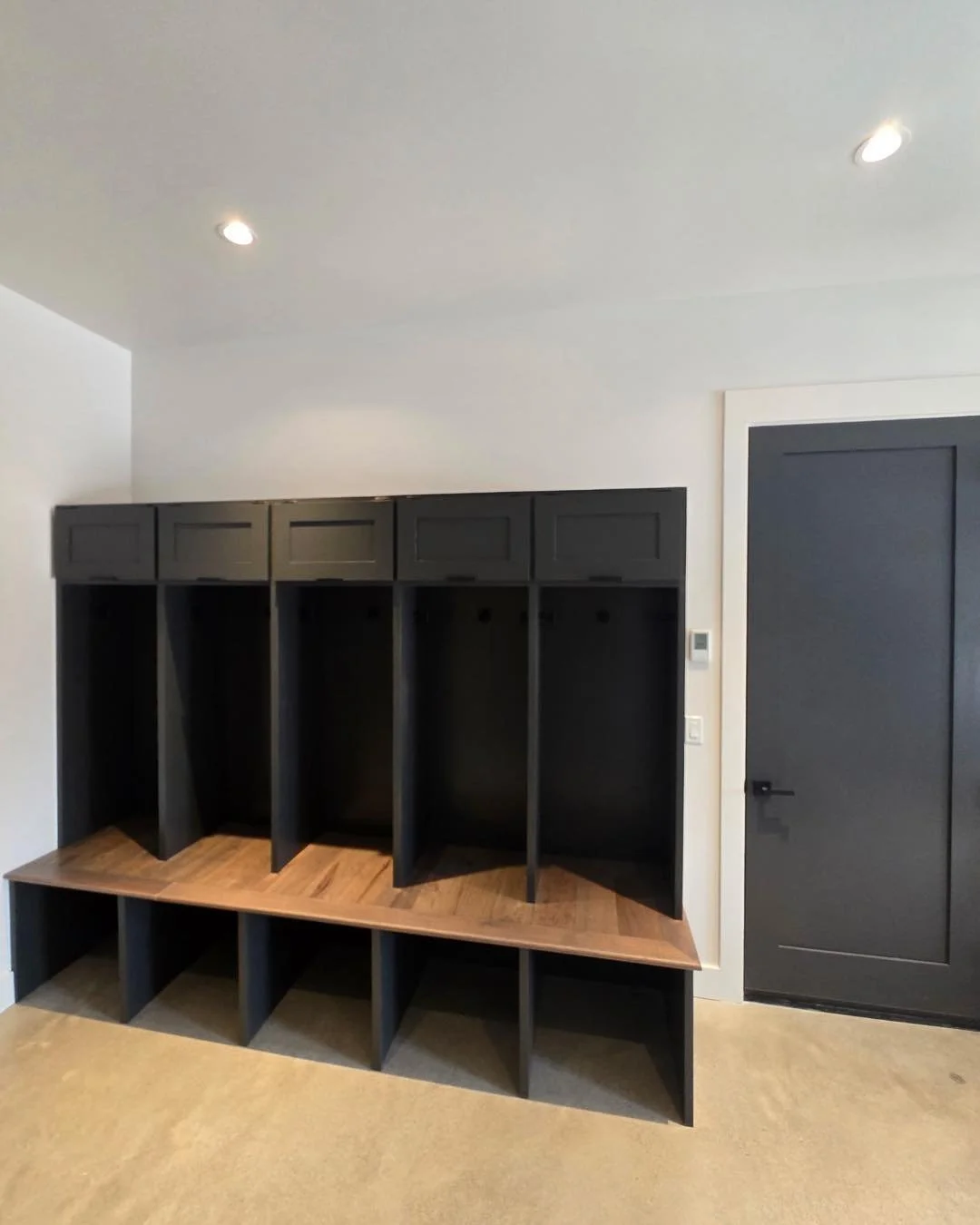 Elevated everyday storage, because first impressions start at the door. 🛠️