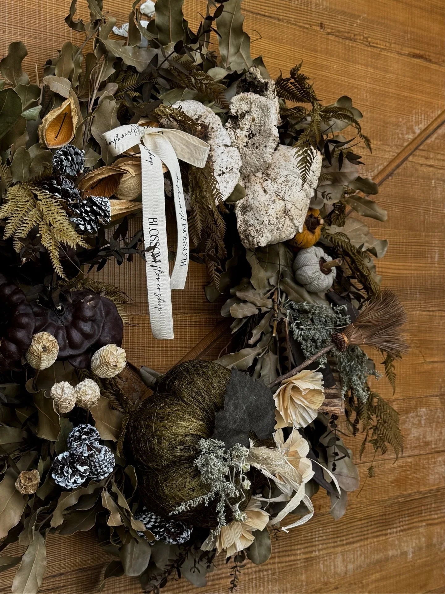 El nivel de detalle de nuestras coronas oto&ntilde;ales preservadas 🤎 &iexcl;tenemos 20% de descuento en nuestra colecci&oacute;n! 🍂