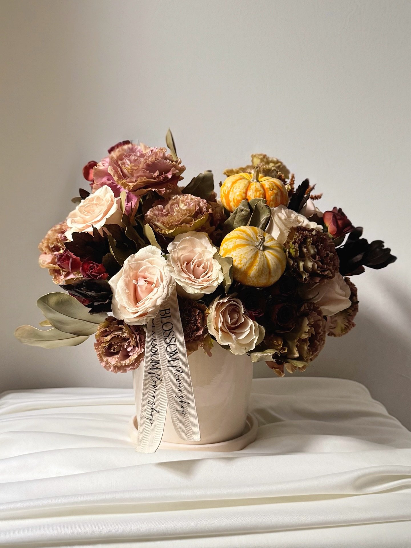 Damos la bienvenida al oto&ntilde;o con nuestra nueva l&iacute;nea de dise&ntilde;os florales de temporada, solicita cat&aacute;logo. 🤎🍂