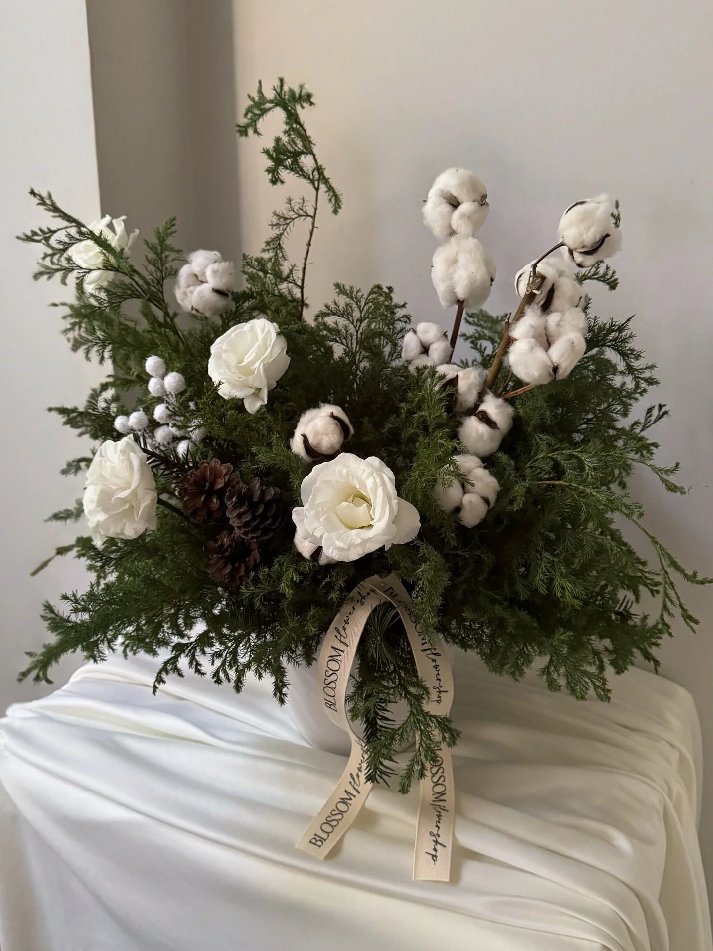 White bloom 🤍✨ nuestro dise&ntilde;o estrella de la temporada, descubre la nueva colecci&oacute;n navide&ntilde;a.